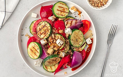 Подайте гриль-салат, украсив любыми рубленными орехами.