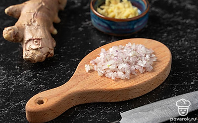 Натрите на мелкой терке корень имбиря. Измельчите лук-шалот.