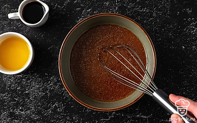 Смешайте венчиком в миске морковный сок, апельсиновый сок, соевый соус, рисовый уксус и кунжутное масло. Перемешивайте до тех пор, пока мисо-паста полностью не растворится.