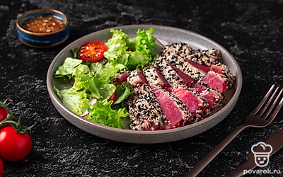 Нарежьте каждое филе на кусочки толщиной 1 см. Подавайте с соусом вместе с салатом из свежих овощей.