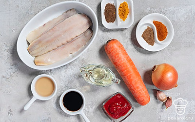 Разморозьте, помойте и промокните бумажным полотенцем филе сельди. Помойте и почистите лук, чеснок и морковь.