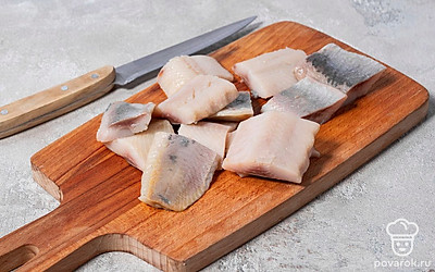 Нарежьте рыбу небольшими ломтиками.