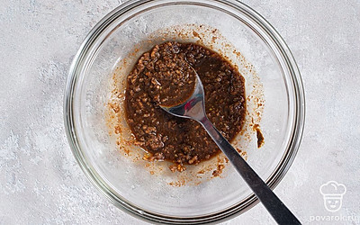 Пропустите чеснок через пресс. Смешайте в миске бальзамический и яблочный уксус, растительное масло, соль, чеснок, красный и черный перец, кориандр, куркуму и тмин.