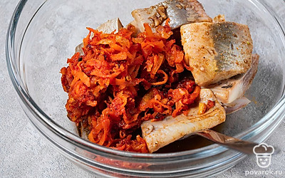 Слейте с сельди образовавшийся сок, добавьте горячую зажарку из лука с морковью. Перемешайте все ингредиенты и уберите рыбу после остывания в холодильник на сутки.