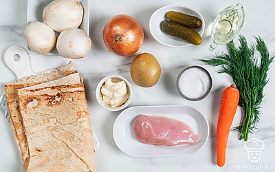 Помойте шампиньоны, морковку, картошку и укроп. У грибов срежьте потемневшие пятна и почерневшее основание ножки. Разморозьте, помойте и обсушите куриное филе. Подготовьте противень и застелите его пергаментом.