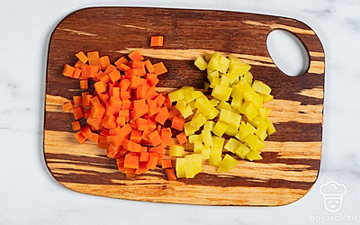 Положите картофель и морковку в кастрюлю с водой. Поставьте на сильный огонь. Варите 30 минут после закипания. Остудите и почистите овощи. Нарежьте их маленьким кубиком.