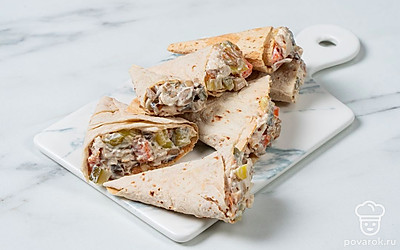 Положите в одну миску картошку, морковь, грибы с луком, соленый огурец и куриное филе. Заправьте салат майонезом и хорошо перемешайте. Разложите салат по стаканчикам из лаваша.