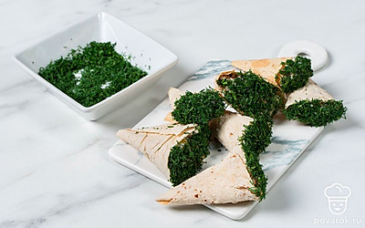 Мелко покрошите укроп, положите в пиалу. Открытый край кулечков с салатом обмакните в измельченный укроп.