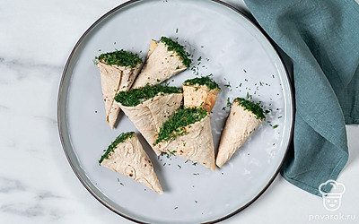 Выложите закуску в лаваше на большое плоское блюдо и подавайте к столу.