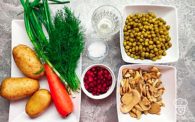 Подготовьте все необходимые ингредиенты. Клюкву разморозьте и опрокиньте на дуршлаг, чтобы стекла лишняя вода.