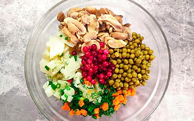 Возьмите глубокую миску, добавьте в нее все нарезанные овощи, горошек, клюкву, посолите, заправьте маслом и хорошо перемешайте.