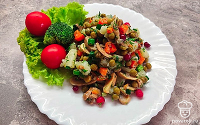 Выложите на большое красивое блюдо, украсьте листьями салата и помидорами черри. По желанию посыпьте кунжутными семечками.