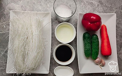 Фунчозу залейте кипятком и накройте крышкой, дайте постоять 10 минут. Огурец и перец нарежьте соломкой. Морковь - тонкой соломкой.