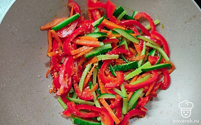 На разогретой сковороде с растительным маслом обжарьте морковь, затем к ней добавьте перец и огурец. Посолите и обжарьте до мягкого состояния овощей.