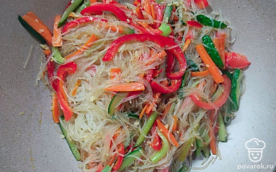 Затем фончозу откиньте на дуршлаг и добавьте к овощам. Выключите газ, добавьте соевый соус, уксус, перемешайте и дайте настояться.