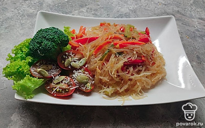 Выложите на красивое блюдо, украсьте листьями салата. Подайте снеки и сухарики.