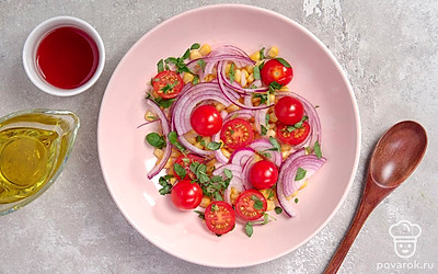 Приготовьте салат. В миску для салата выложите кукурузу, помидоры черри, репчатый лук, нарезанный базилик. Заправьте салат винным уксусом и оливковым маслом, солью и перцем. Перемешайте.