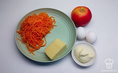 Выставьте все продукты по списку ингредиентов. Яблоко тщательно промойте и очистите его от кожуры и косточек. Куриные яйца отварите заранее.