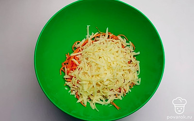 С морковки по-корейски аккуратно слейте весь лишний маринад, после слегка отожмите ее и переложите на подготовленную тарелку.