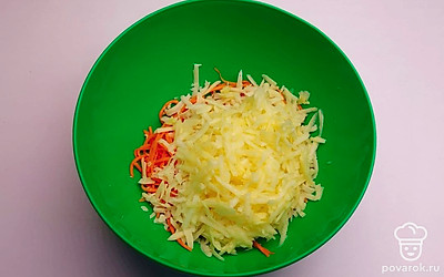 Очищенное яблоко, натрите на крупной терке, после добавьте его к моркови с сыром.