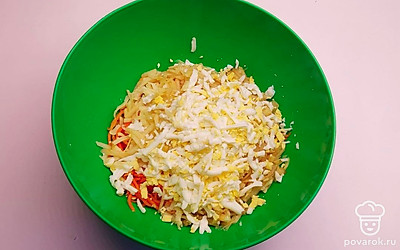 Отварные и очищенные куриные яйца измельчите как Вам удобней, либо с помощью ножа либо натрите на терке. И добавьте к остальными продуктам.