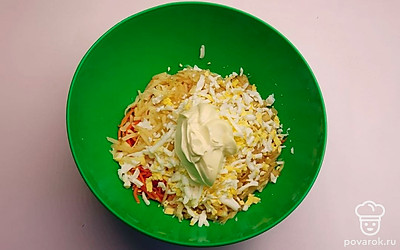 Перемешайте тщательно все ингредиенты салата, к ним добавьте майонез и специи по вкусу. Соли нужно немного, потому что морковь по-корейски и так в меру соленная.