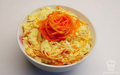 Легкий салат из моркови по-корейски, сыра, яиц и яблока украсьте сверху морковкой по-корейски или по вкусу украсьте измельченными листьями петрушки или укропа.