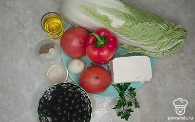 Помойте овощи, почистите лук, удалите семена из болгарского перца. Помойте петрушку, выложите ее на бумажную салфетку. Лимон помойте и обдайте горячей водой.