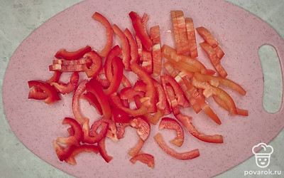 Подготовленный болгарский перец порежьте мелкой соломкой, толщиной не больше полсантиметра. Помидоры порежьте дольками. Пекинскую капусту порежьте соломкой такой же толщины, как и болгарский перец. Репчатый лук порежьте тонкими полукольцами. Брынзу порежьте кубиками среднего размера, до 2 см.