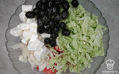 Откройте баночку маслин без косточки, слейте жидкость. Все подготовленные ингредиенты выложите в миску. Посолите, поперчите. Разрежьте лимон, выдавите из него сок, добавьте его в салат. Количество лимонного сока зависит от вашего желания и вкуса. Заправьте салат оливковым маслом и перемешайте.