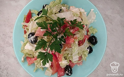 Подавайте салат с брынзой в качестве холодной закуски или самостоятельного блюда. При порционной подаче выложите салат на яркую тарелку, украсьте свежей зеленью петрушки.