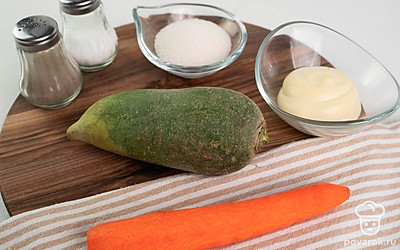 Отмерьте необходимое количество сахара и майонеза. Овощи помойте и обсушите.