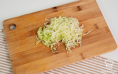 Потрите редьку на мелкой терке, как для салата Хе