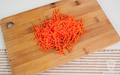 Потрите морковь, также на мелкой терке как для салата Хе.