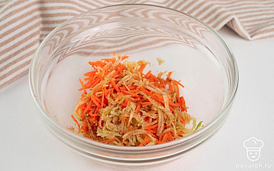 В глубокой миске смешайте морковь и редьку. Посолите, поперчите по вкусу, добавьте необходимое количество сахара и перца. Перемешайте овощи для равномерного распределения специй.