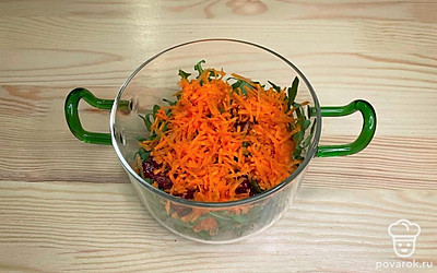 Далее выложите тертую морковь.
