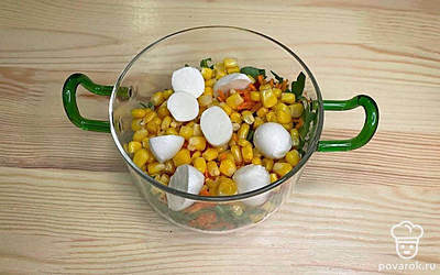Следующим слоем выложите кукурузу. На этом этапе можно чуть подсолить салат. Далее — моцарелла.