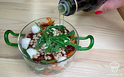 Теперь повторите все слои снова. В конце немного посолите салат, выложите кедровые орешки и заправьте оливковым маслом.