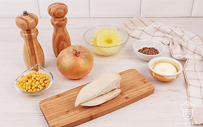 Филе курицы отварите заранее, остудите. Очистите луковицу.