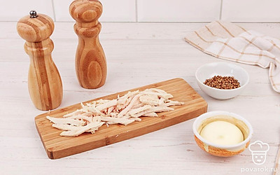 Нарежьте филе тонкими небольшими по длине полосками.