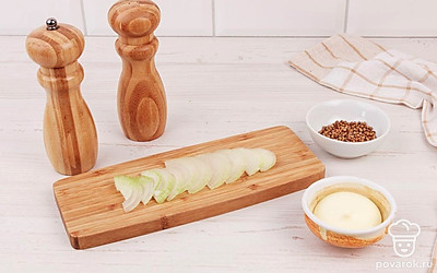 Лук нашинкуйте полукольцами шириной 3-4 мм.