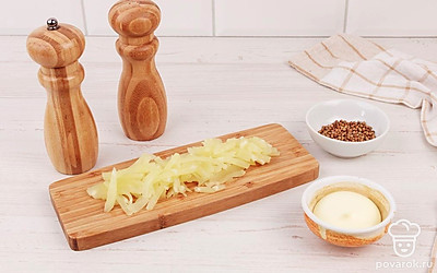 Ананасы также порежьте тонкой соломкой.