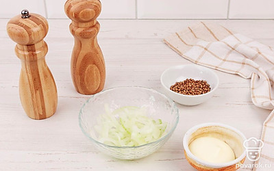Лук переложите в миску и подготовьте зерна горчицы, соль и черный молотый перец.