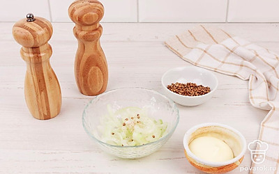 Посыпьте лук горчицей. солью и перцем. Перемешайте. Оставьте на 10 минут.