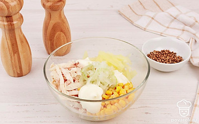 Соедините курицу, ананасы, кукурузу и лук в глубокой салатнице. Заправьте майонезом.