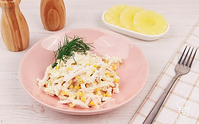 Подавайте салат, украсив его веточкой свежей зелени.