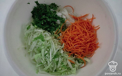 Пекинскую капусту мелко нашинкуйте. Морковь очистите, вымойте и нарежьте тонкой соломкой либо натрите овощи на терке по-корейски. Редьку также очистите, и нарежьте тонкой соломкой. Пучок кинзы вымойте и мелко нарубите. Выложите все овощи в глубокую емкость.