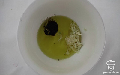 Чеснок очистите, натрите на мелкой терке. Приготовьте в отдельной емкости заправку. Соедините оливковое масло, винный уксус, соль, сахар, черный молотый перец и натертый чеснок. Перемешайте все ингредиенты.