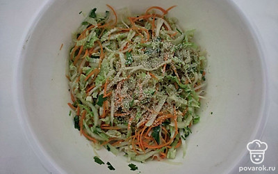 Приготовленную заправку вылейте к нарезанным овощам, посыпьте семенами кунжута и все тщательно перемешайте. Оставьте при комнатной температуре на 1 час, потом охладите в холодильнике в течение часа и подавайте закуску на стол.