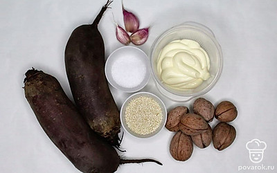 Сварите или запеките в духовке свеклу. Когда она остынет, почистите. Полностью охлаждать не нужно, ее легче чистить именно теплой, и вкус от этого только выигрывает. Орехи подсушите на сковороде в течение 5 минут.